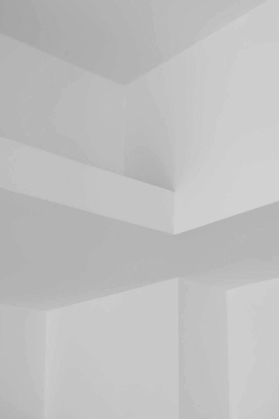 Moderna innerväggar som möts i rena geometriska vinklar.